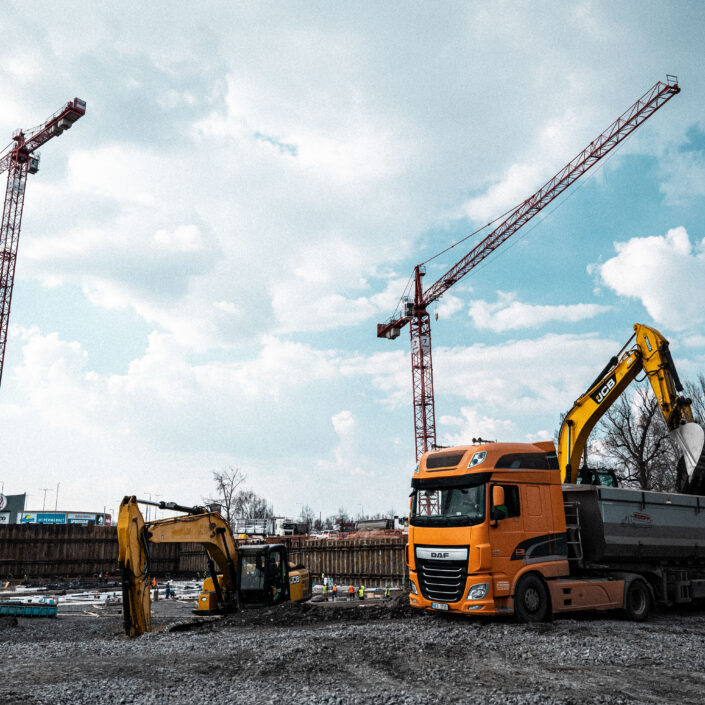 Na stavbě Pernerky je vidět výrazný posun. Spodní stavba postupuje naplno